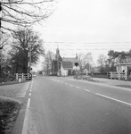 166538 Gezicht op de spoorwegovergang in de Woudenbergseweg te Maarsbergen.